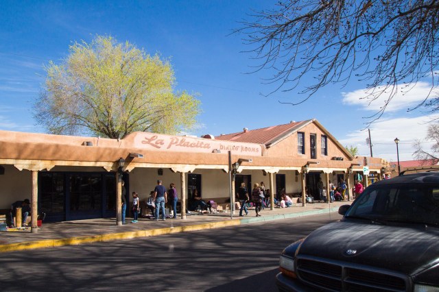 Artists and vendors on sideway selling their wares
