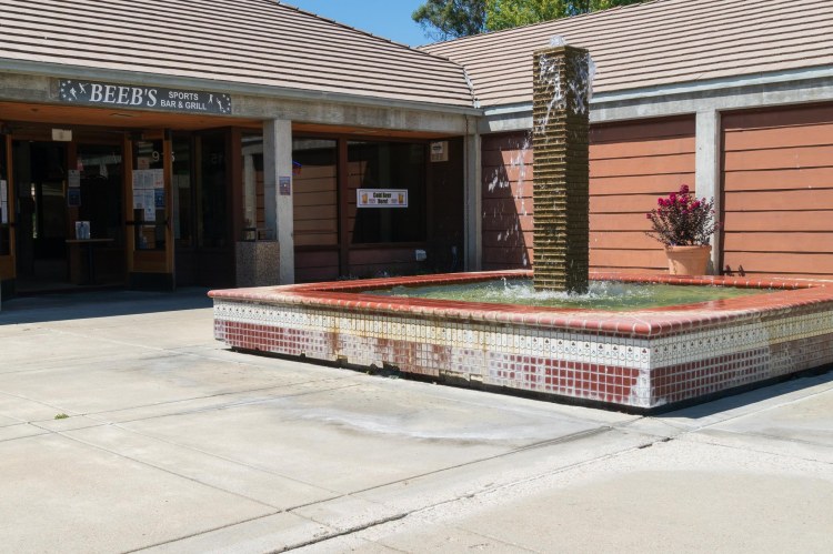 Restaurant building with water feature